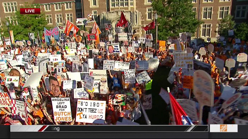 Illustration for article titled Tebow Jokes: Your Knoxville College GameDay Sign Roundup